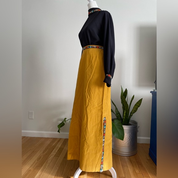 Vintage 70s Judy Bond Cottage-core Embroidered Trim Blouse & Skirt Set - Picture 2 of 10